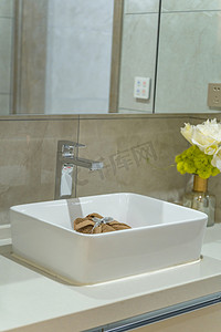 白色干净色调家居浴室用具摄影图配图
