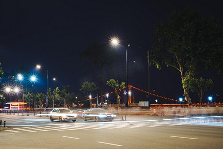 车流慢门摄影照片_武汉城市交通夜晚交通司门口慢门摄影图配图