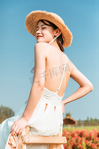 夏天文艺白天穿着白色长裙的美女户外摆拍摄影图配图