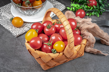 摘番茄摄影照片_现摘篮子里的新鲜果蔬番茄摄影图配图