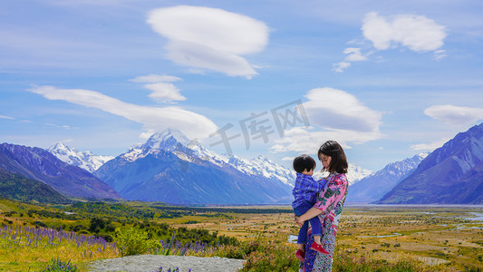 雪山湖泊摄影照片_雪山母女下午母女国外拥抱摄影图配图