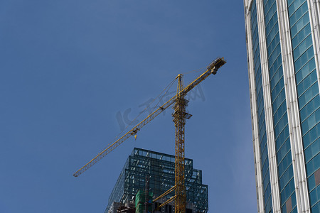 武汉城市建筑晴天建筑起吊机仰拍摄影图配图