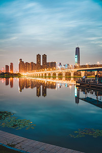 写字楼夜景摄影照片_武汉城市地标沙湖夜晚地标沙湖竖拍摄影图配图