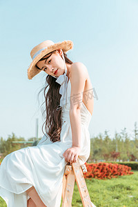夏天文艺白天穿白色长裙的美女户外摆拍摄影图配图