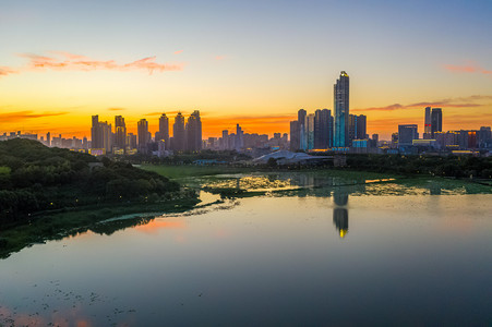 武汉城市建筑夕阳月湖月湖风景区航拍摄影图配图