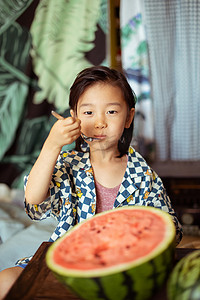 夏日儿童白天一个小孩室内吃西瓜摄影图配图