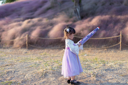 紫草粉黛下午儿童户外全身打伞摄影图配图