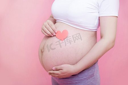 孕妇妈妈孕妈咪三胎孕味照摄影图配图