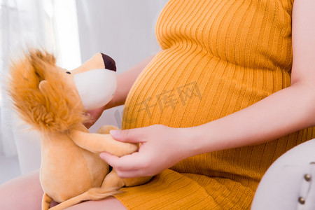 孕妇孕妈咪胎教三胎人像摄影图配图