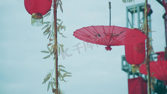 中式古风红色雨伞随风舞动