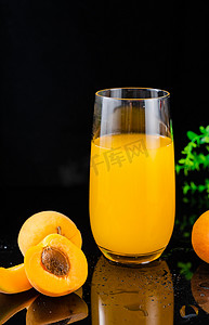 杏子果汁夏日冷饮饮品摄影图配图