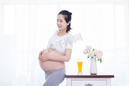 妈妈孕妇人像三胎孕妇摄影图配图