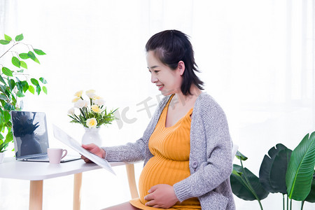 孕妇妈妈胎教三胎人像摄影图配图