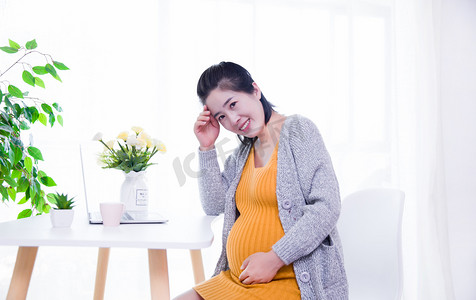 孕妇妈妈孕妈咪大肚子三胎摄影图配图