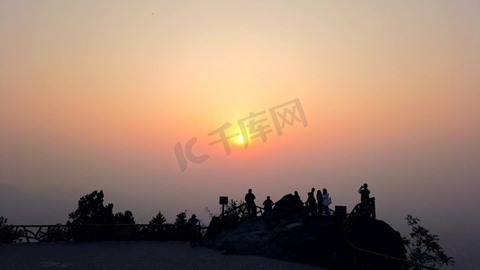 登山摄影照片_游客登山看山上日出