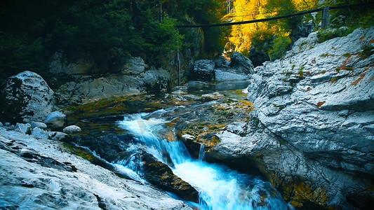 中式风景山摄影照片_山泉河流流淌风景