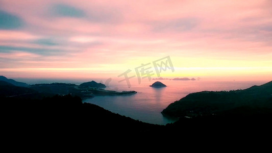 海边夕阳天空摄影照片_航拍唯美夕阳下的海滨小岛