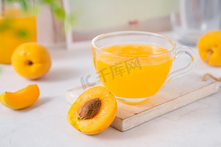 夏日冷饮饮品杏子汁果汁摄影图配图