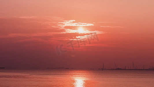 大海背景摄影照片_唯美海边风景火烧云海上日出意境