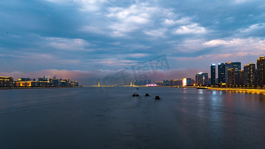 城市清新风景摄影照片_杭州钱塘江云雾缭绕
