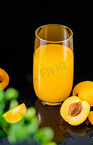 冷饮果汁杏子汁夏日饮品摄影图配图