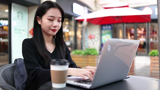 金融美女摄影照片_商务金融女性在户外咖啡店办公