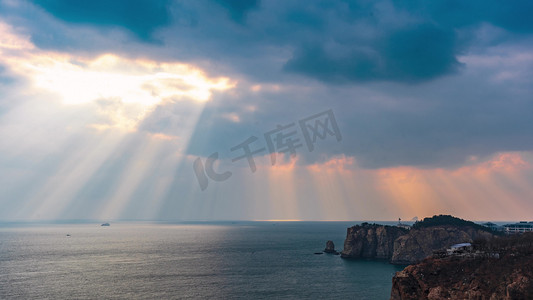 雨伞云朵摄影照片_流云大海风景