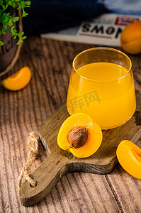 果汁冷饮夏日鲜果杏子汁摄影图配图