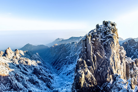 冬季白雪摄影照片_白雪松树和山峰摄影图