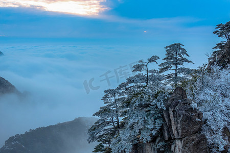 山峰云海雪景摄影图