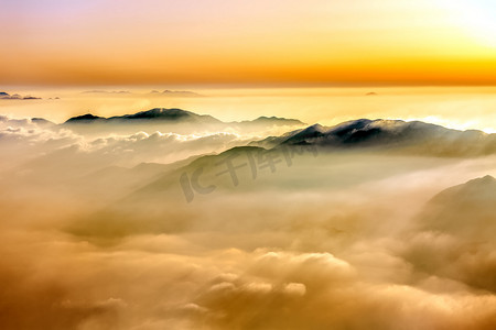 重阳节摄影照片_阳光山峰和云彩摄影图