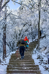 人物阶梯和白雪摄影图