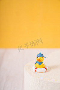 漫画黄鸭摄影照片_文艺清新夏日泳圈小黄鸭摄影图配图