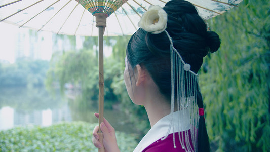 溪枫摄影照片_汉服姑娘手持雨伞在河边