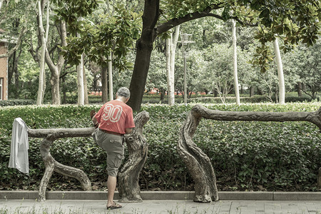 重阳节摄影照片_公园里老人在锻炼身体