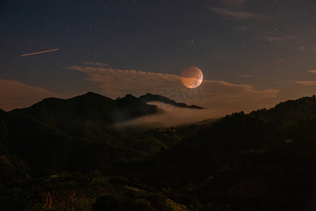 立体流星摄影照片_红月亮流星摄影图