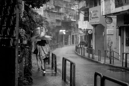 清明摄影照片_雨天的背影