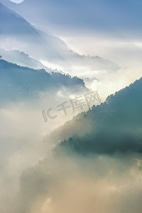 云雾和山峰摄影图