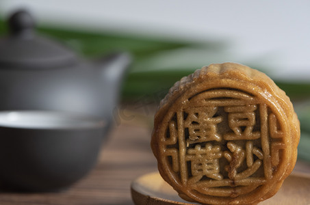 中秋节海报摄影照片_蛋黄豆沙月饼摄影图