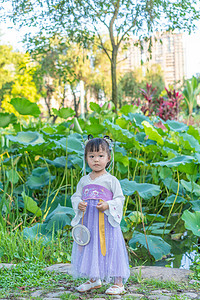 荷花池姑娘下午女孩户外站摄影图配图