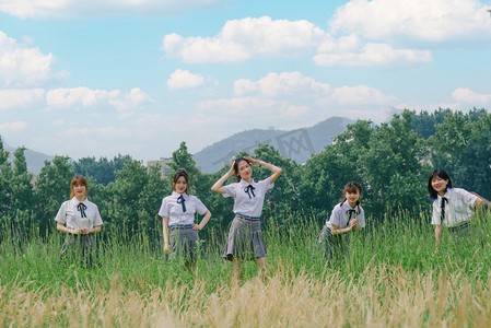 校园人物摄影照片_人像白天五个女生草地开心摄影图配图
