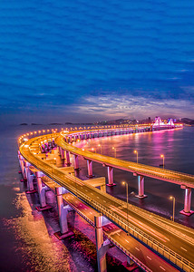 海边夜晚摄影照片_城市跨海大桥夜景航拍摄影图