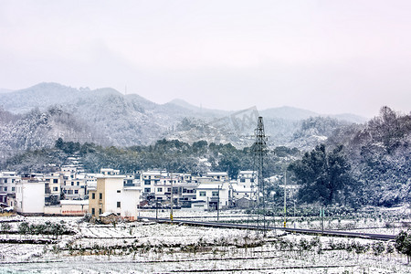 山脉白雪和土楼摄影图