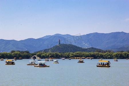 颐和园湖泊游船摄影图