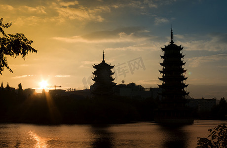 桂林日月双塔日落摄影图