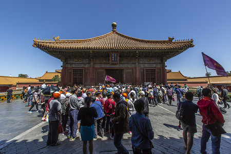 迎中秋庆国庆摄影照片_人物宫殿摄影图