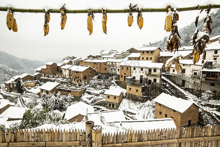 玉米篱笆土楼雪景摄影图