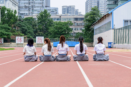 人像白天学生背影操场坐着摄影图配图