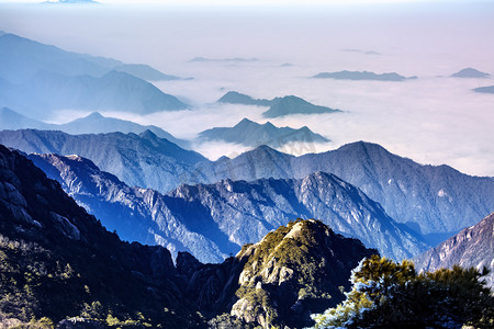 山峰云海摄影照片_白雪山峰和云海摄影图