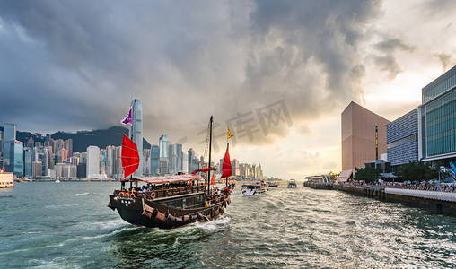 江夜景摄影照片_香港维多利亚夕阳下的游船摄影图